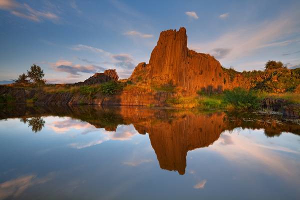 Do červena zabarvené čedičové kamenné varhany Panská skála u Kamenického Šenova, při letním západu slunce ve východní části Českého středohoří