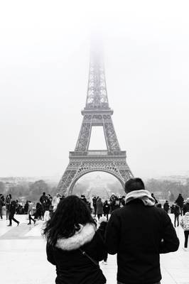 Devant la tour Eiffel
