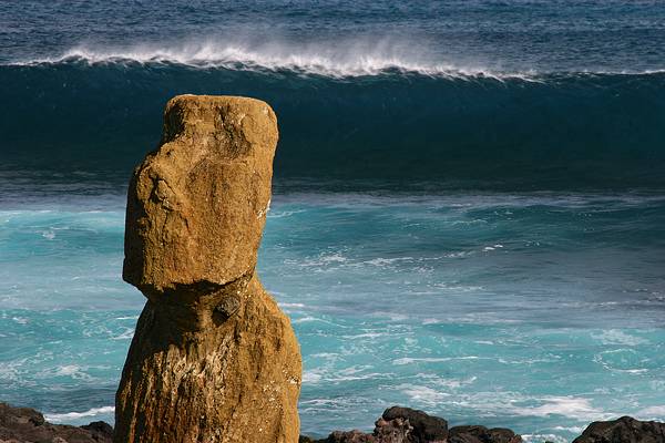 Wave over Moai