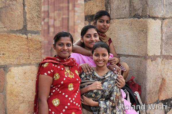 Delhi - Pretty visitors to Qutb Minar
