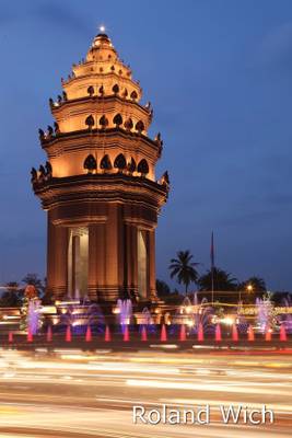 Phnom Penh - Independence Monument at dusk