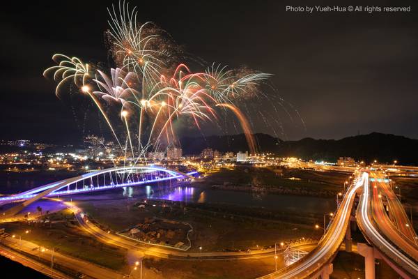 Fireworks on Sunshine Bridge, New Taipei City │ Nov. 26, 2011