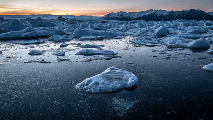 Sunset at the Glacier Lagoon - Iceland - Travel photography