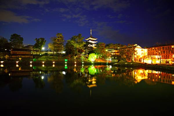 Nara by night. Splendid reflections in the lake