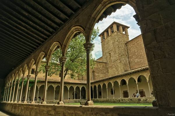 Peaceful in Monestir de Sant Joan de les Abadeses' cloister (without perspective correction)