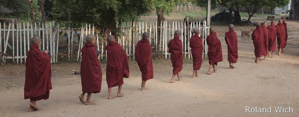 Bagan - Monks collecting morning alms