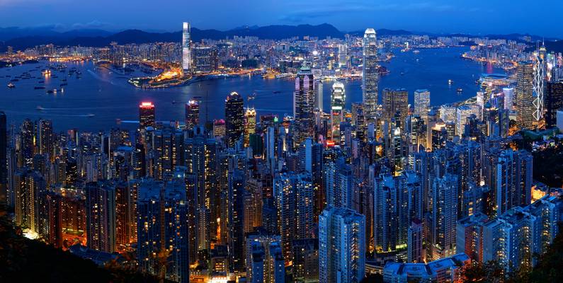 Skyline and Victoria Harbour at dusk, view from Victoria Peak, Hong Kong, China - 香港，中国