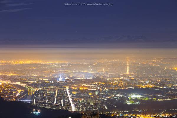 Veduta notturna su Torino dalla Basilica di Superga