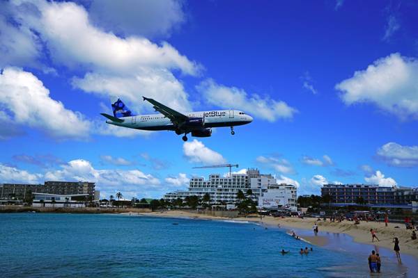 JetBlue A320 landing over the beach, Saint Martin