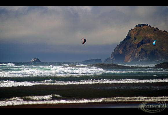 Kite surfers at the Oregon Coast, USA