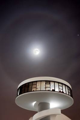 Halo sobre El Niemeyer