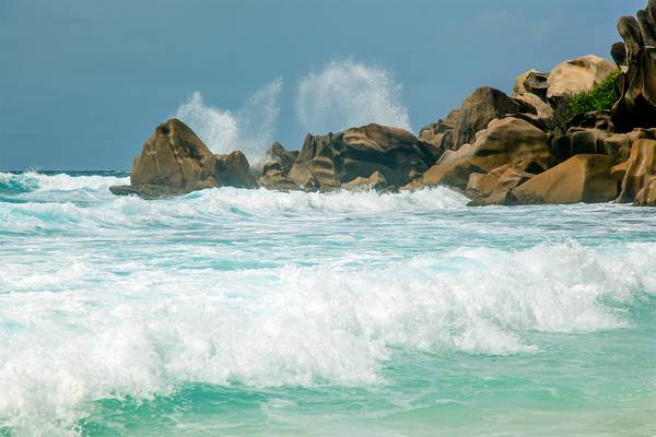 Waves. Grand Anse. La Digue
