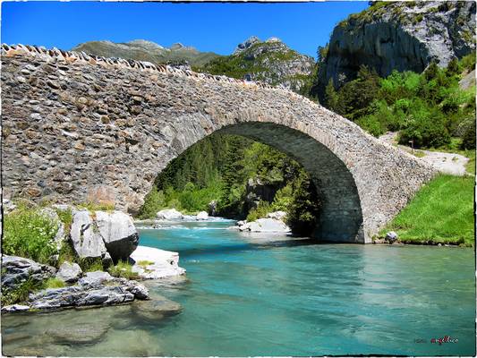 puente sobre el rio ara, huesca.