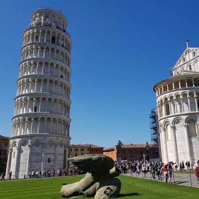 a es una ciudad de la región italiana de Toscana, conocida por su icónica Torre inclinada. El cilindro de mármol blanco de 56 m de altur