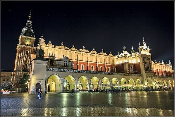 Krakow Sukiennice by night