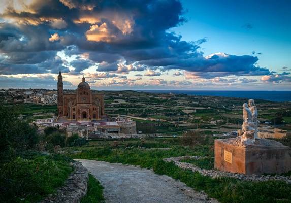 Basilika ta' Pinu mit Teil des  Kreuzweges  [Gozo - Malta]