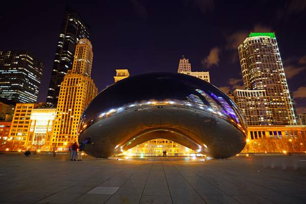 Chicago by night. Magnificent Cloud Gate