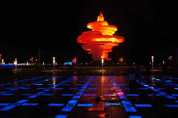 Statue at the seaside promenade, Qingdao