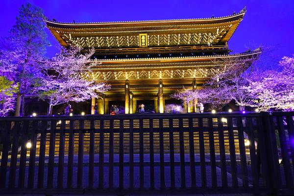 Kyoto at the blue hour. Chion-in Sanmon