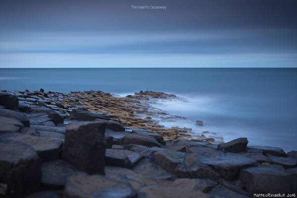 osservando le onde del mare sui basalti Irlandesi, in attesa dell'alba