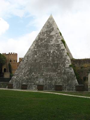 La Piramide Cestia (o Piramide di Caio Cestio)
