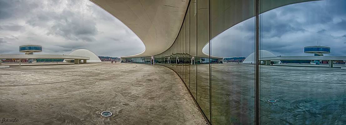 Reflejos del Niemeyer