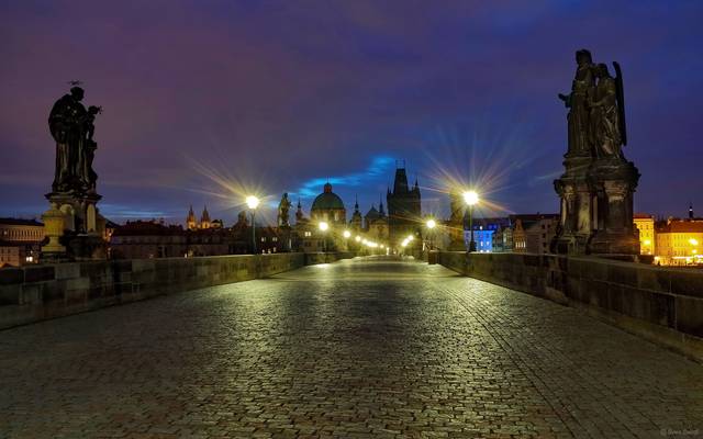 Die Karlsbrücke am Morgen [Karlův most - Prag]