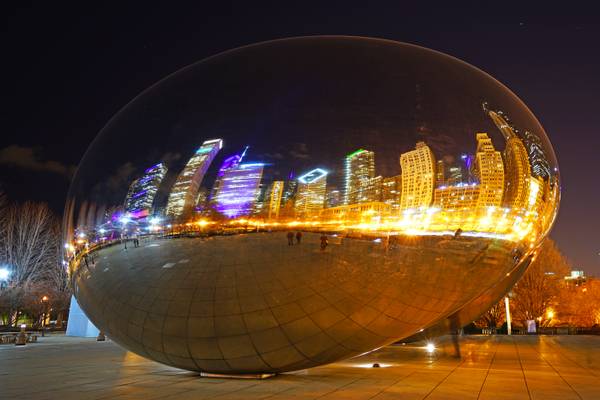 Chicago by night. Reflections in the Bean