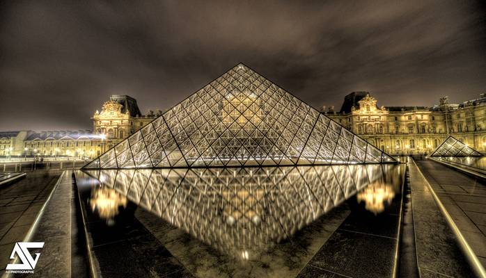 Pyramide nocture