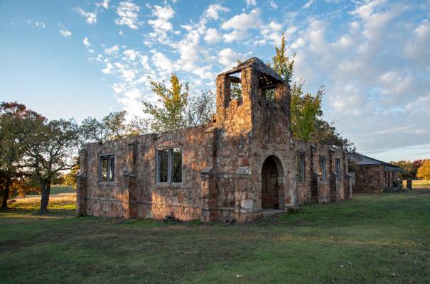 Old Baptist Church in Pershing before dark