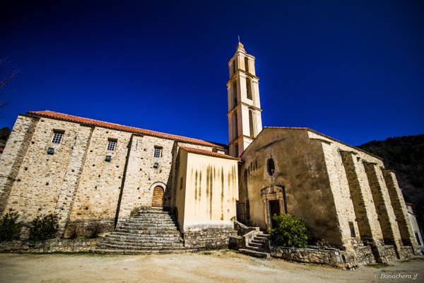 Ghisoni: l'église santa maria vue Sud (version couleur)