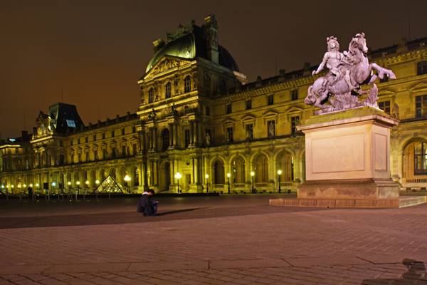Paris by night. Louvre