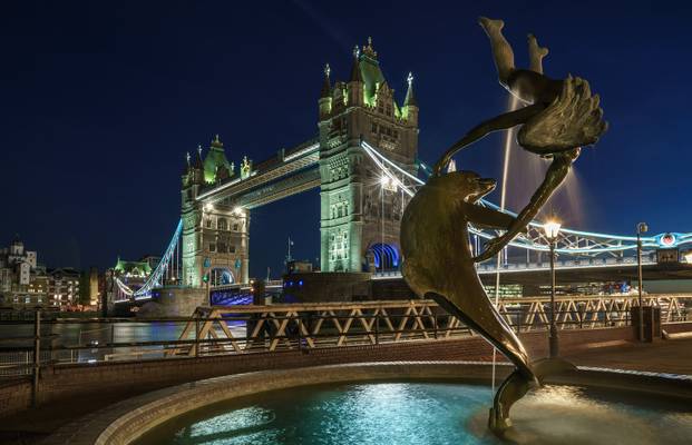 London, Tower Bridge u. Girl with Dolphin