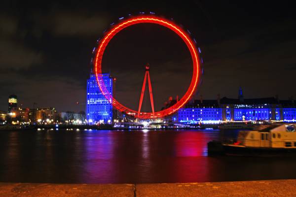 London by night. London Eye