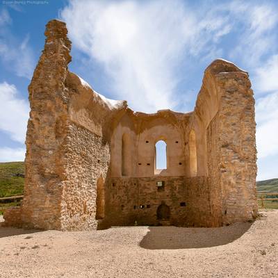 Iglesia Fortaleza de San Andrés en Quintanilla San García. Burgos