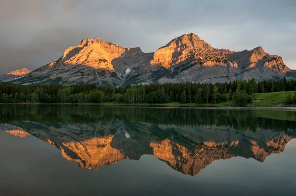 Wedge Pond and Mount Kidd, light and clouds in the morning