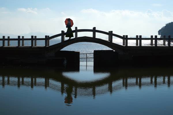 Woman crossing a bridge on Gulangyu Island, Xiamen, China - 鼓浪屿, 厦门，中国