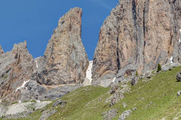 .. verso il Gruppo Sassolungo - girando attorno al gruppo verso il Sassopiatto - "Il dente"